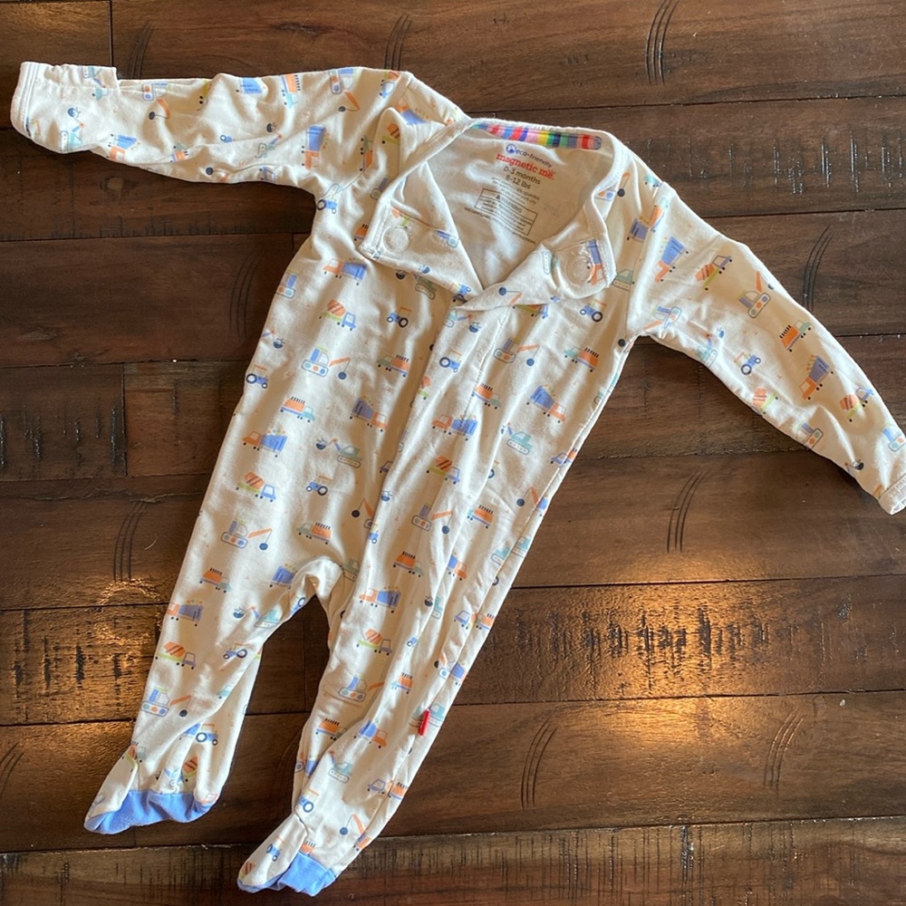 Brand: MagneticMe Size: 0-3 months Weight: 8-12 lbs